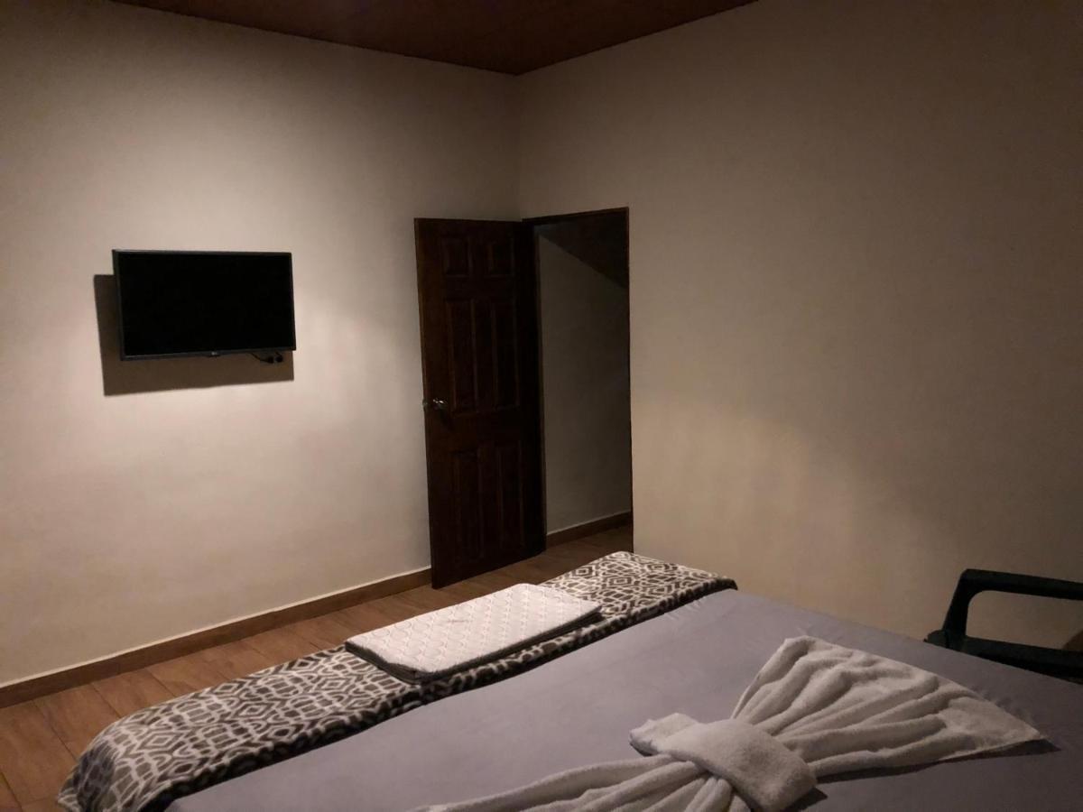 Hostal Deyluwin Juayua Exterior photo