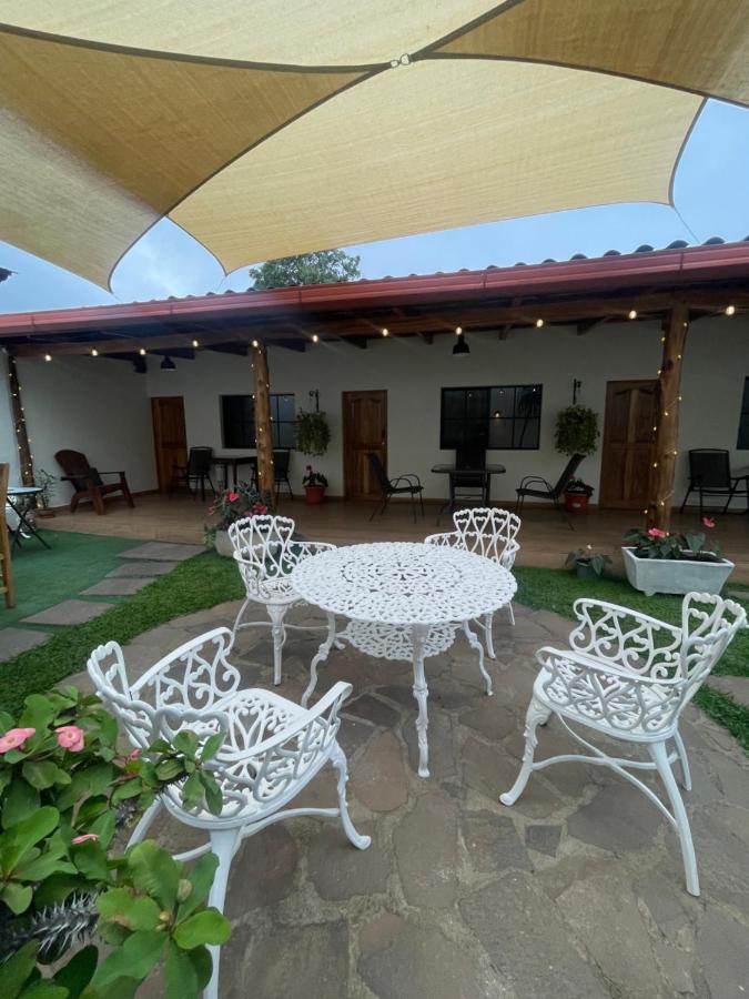 Hostal Deyluwin Juayua Exterior photo