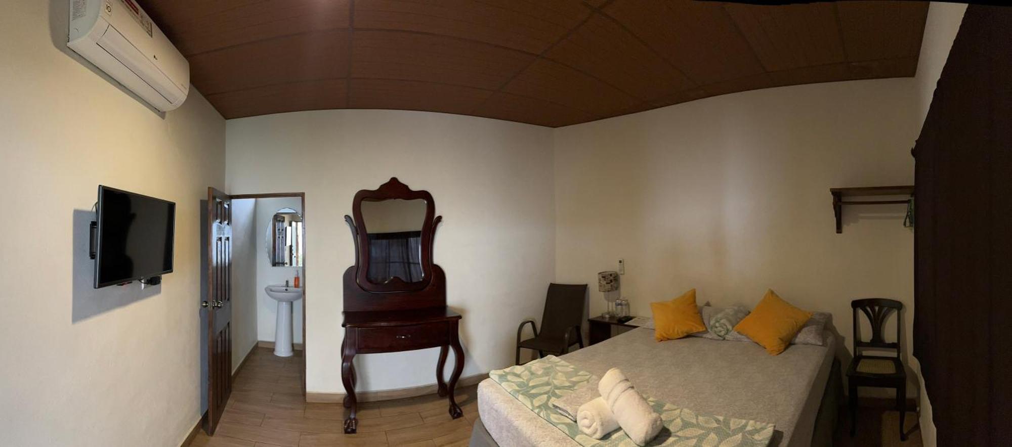 Hostal Deyluwin Juayua Exterior photo